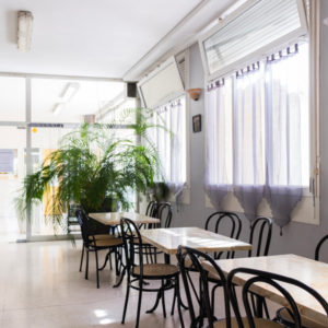 Salle à manger collective dans le logement social d'ALJEVO à Beaumont-sur-Oise