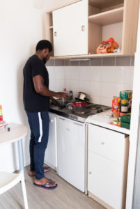 Un travailleur bénéficiant d'une cuisine dans son logement social de Taverny - ALJEVO